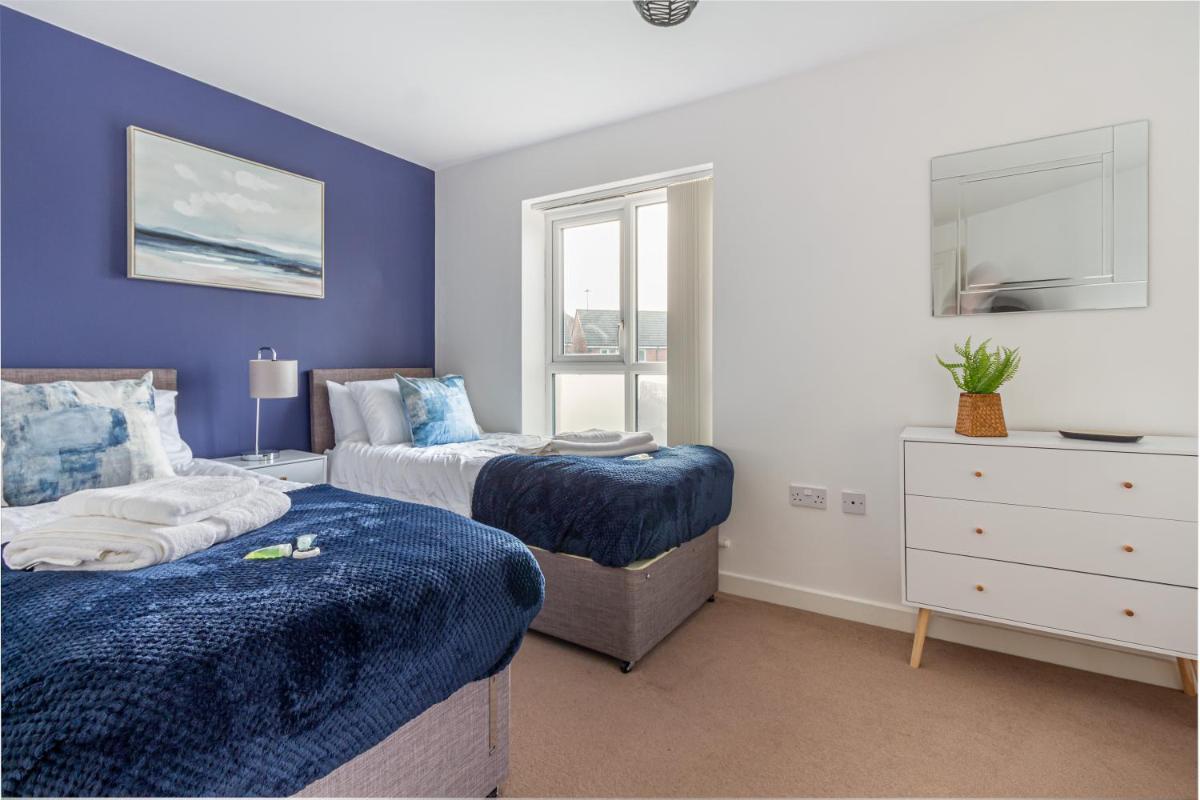 Liberty House - Perfect for Contractors - 2 Off-Road Parking Spaces - Housity