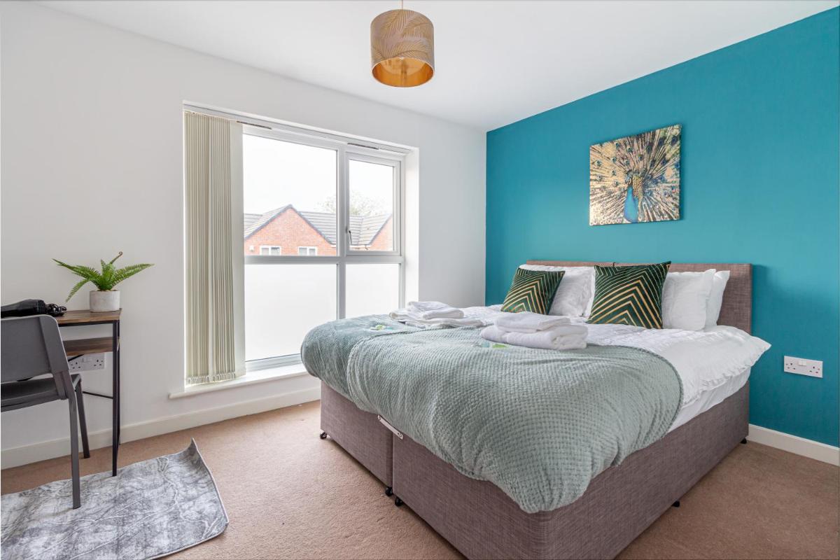 Liberty House - Perfect for Contractors - 2 Off-Road Parking Spaces - Housity