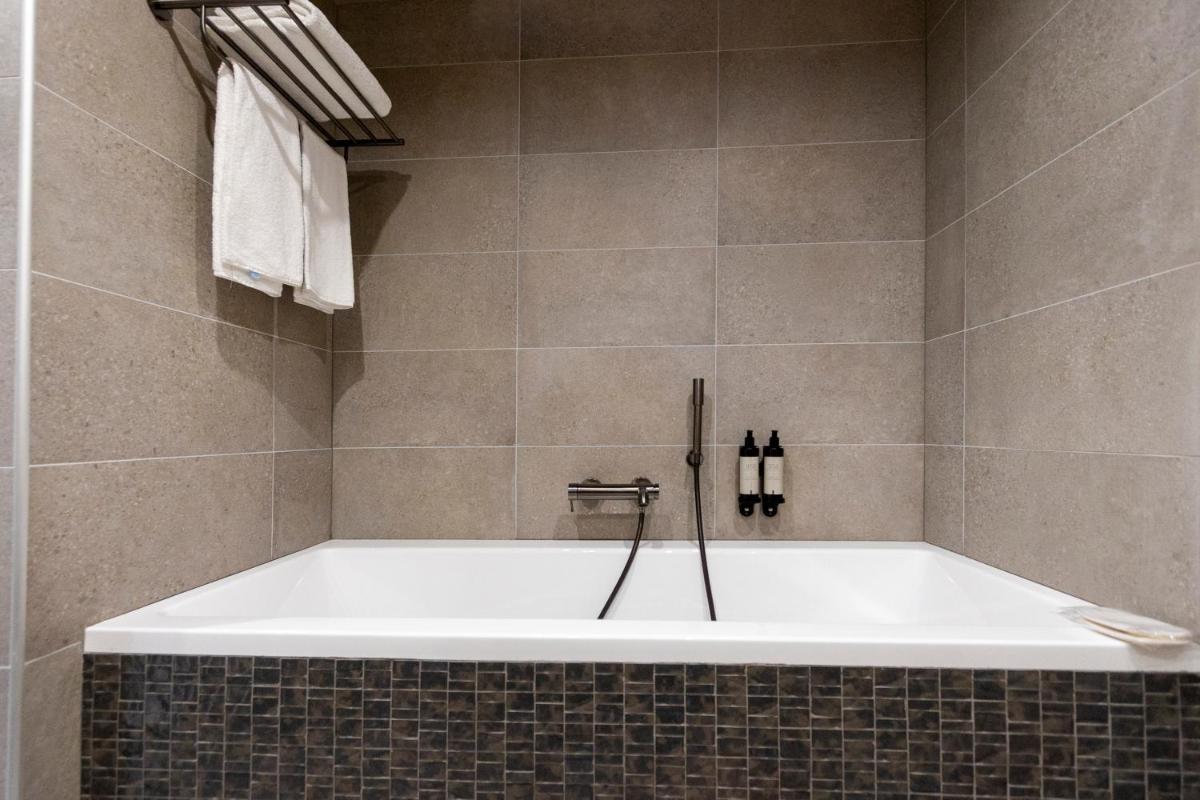 Salle de bains dans l'établissement Hotel L'Acquale