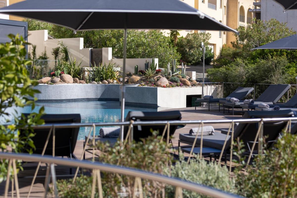 Piscine de l'établissement Hotel L'Acquale ou située à proximité