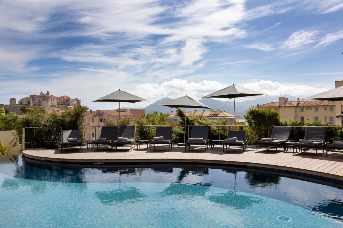 Piscine de l'établissement Hotel L'Acquale ou située à proximité