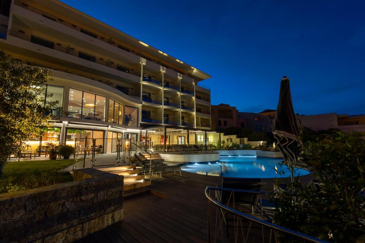 Piscine de l'établissement Hotel L'Acquale ou située à proximité