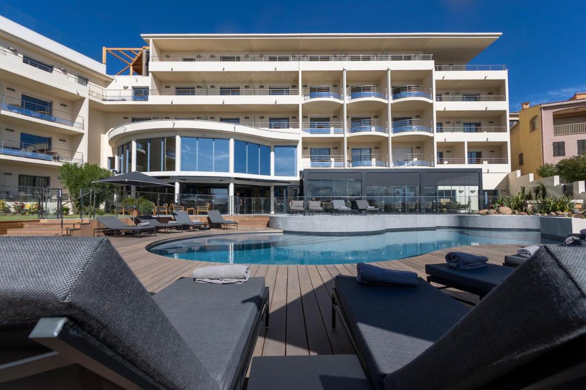 Piscine de l'établissement Hotel L'Acquale ou située à proximité