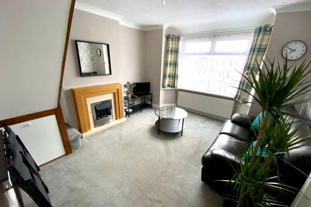 Spacious 2 Bed APT sleeps 4 near Bournemouth Beach - Housity