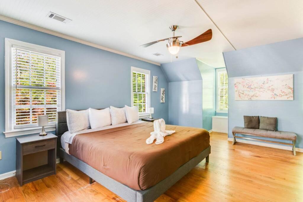Gorgeous 5 Bedroom Mansion, POOL Sleeps 11 - Housity