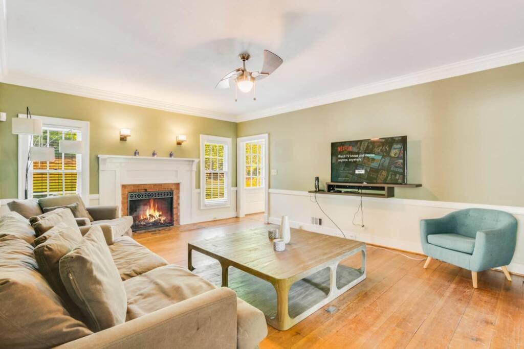 Gorgeous 5 Bedroom Mansion, POOL Sleeps 11 - Housity