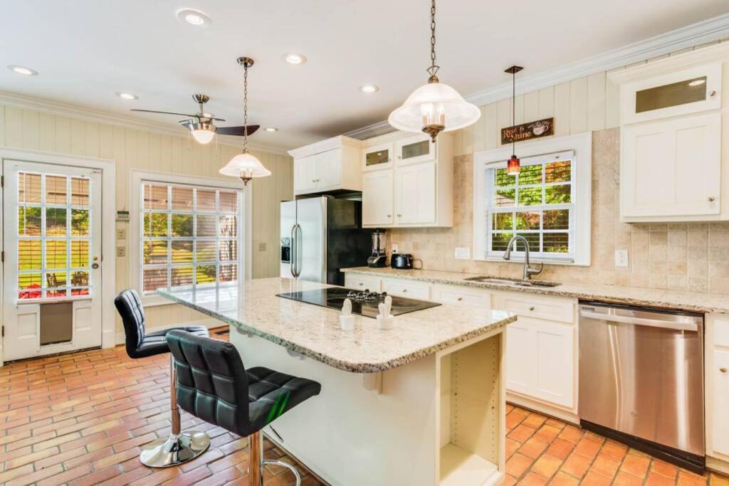Gorgeous 5 Bedroom Mansion, POOL Sleeps 11 - Housity