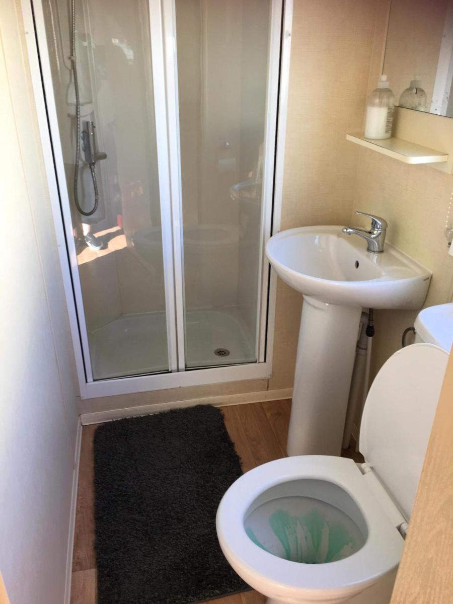 I & K Static Caravan Hire Sited On Winkups Towyn North Wales with Free Wi-Fi and netflix - Housity