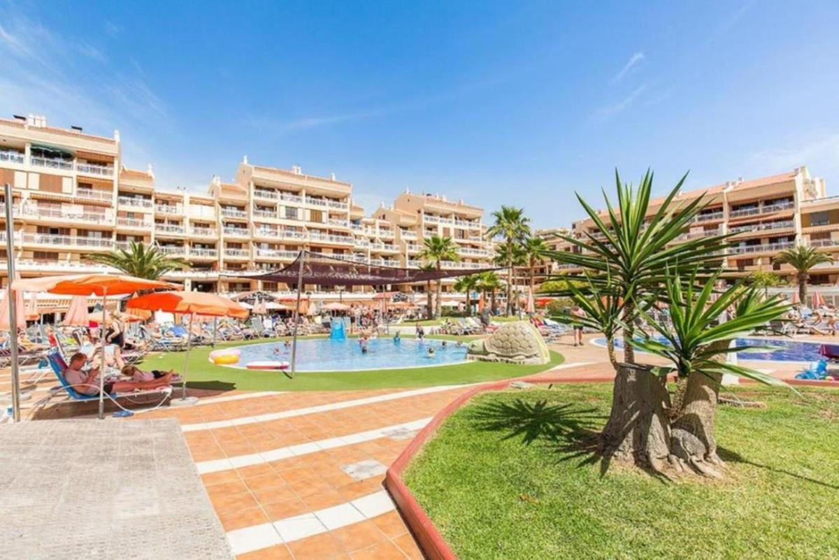 Two bedroom apartment in beachfront complex with pool in Playa de Las Américas. - Housity
