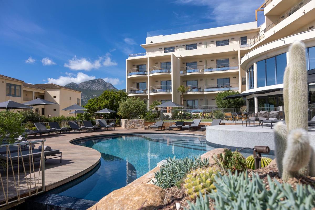 - une vue sur un hôtel avec une piscine dans l'établissement Hotel L'Acquale, à Calvi