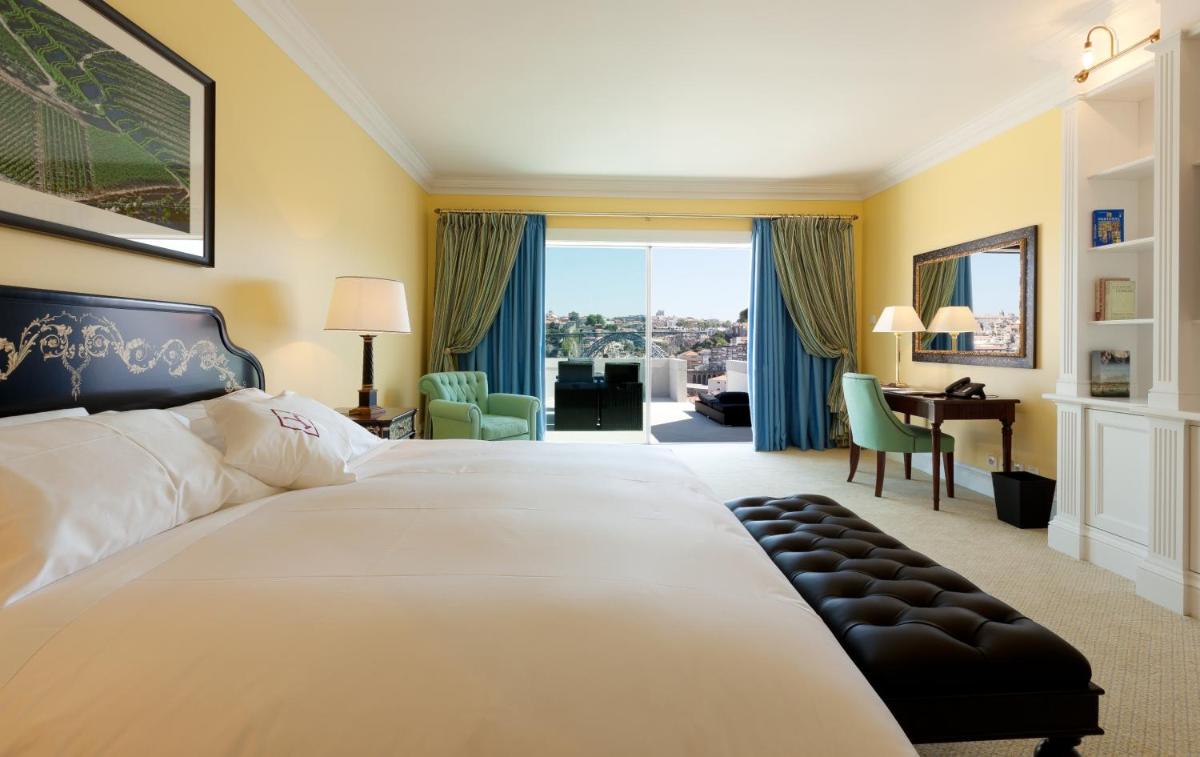 um quarto de hotel com uma cama grande e uma escrivaninha em The Yeatman em Vila Nova de Gaia