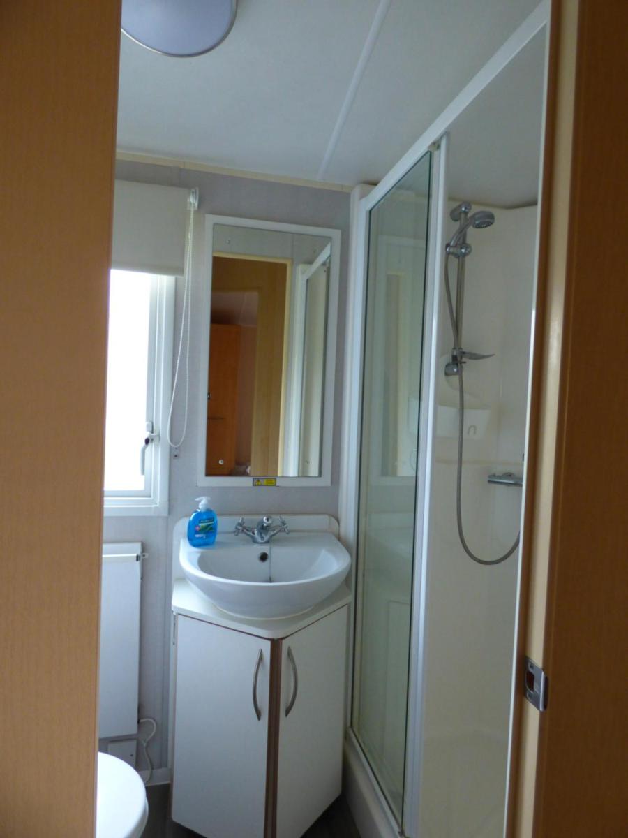 Weeley Lakeview Caravan. - Housity