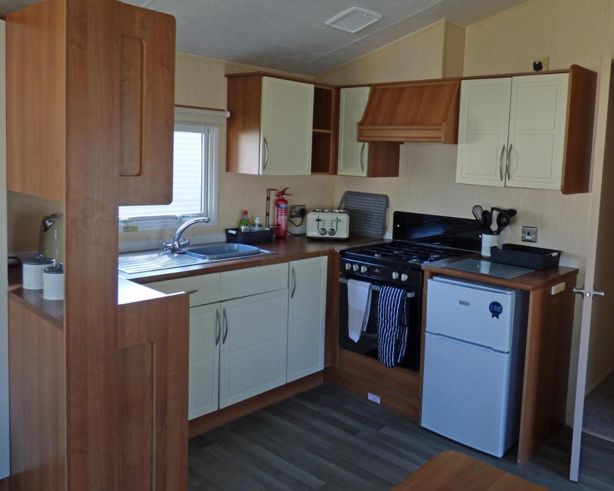 Weeley Lakeview Caravan. - Housity
