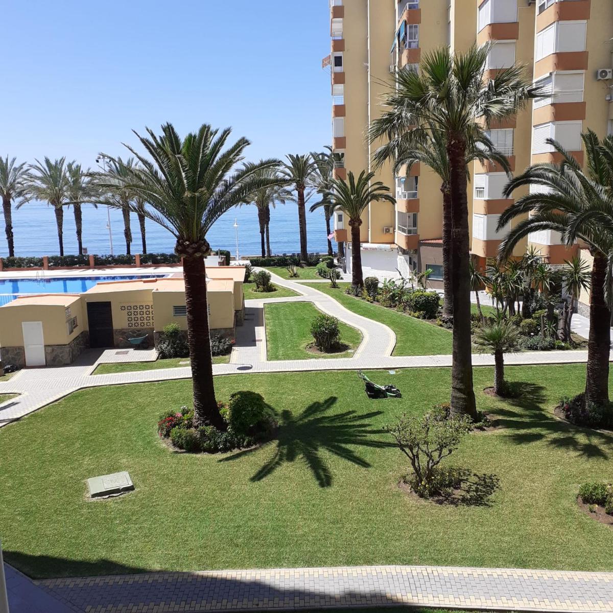 Apartamentos Centro Internacional Algarrobo-Costa - Housity