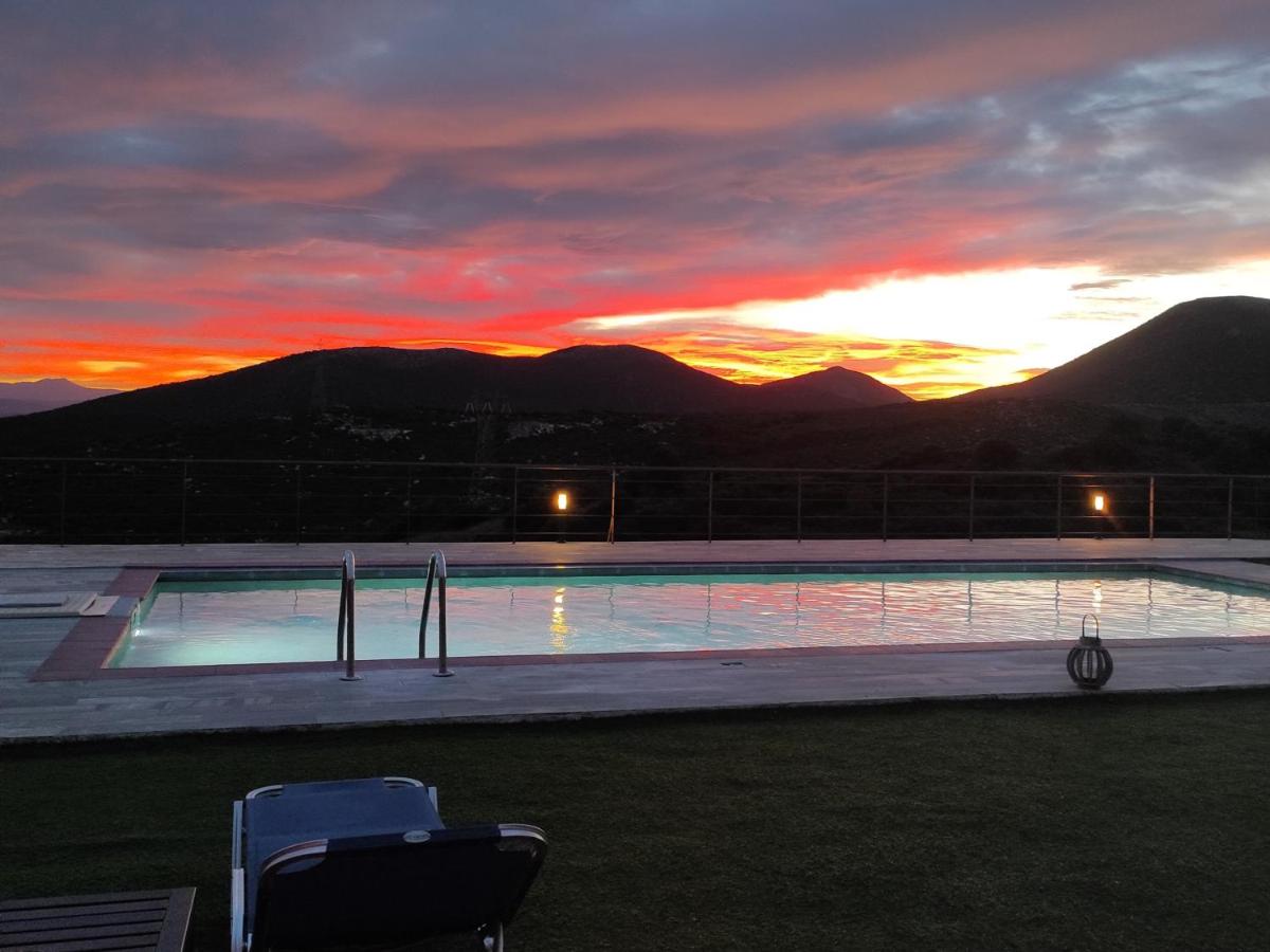 Golden Sea View Suites - Housity