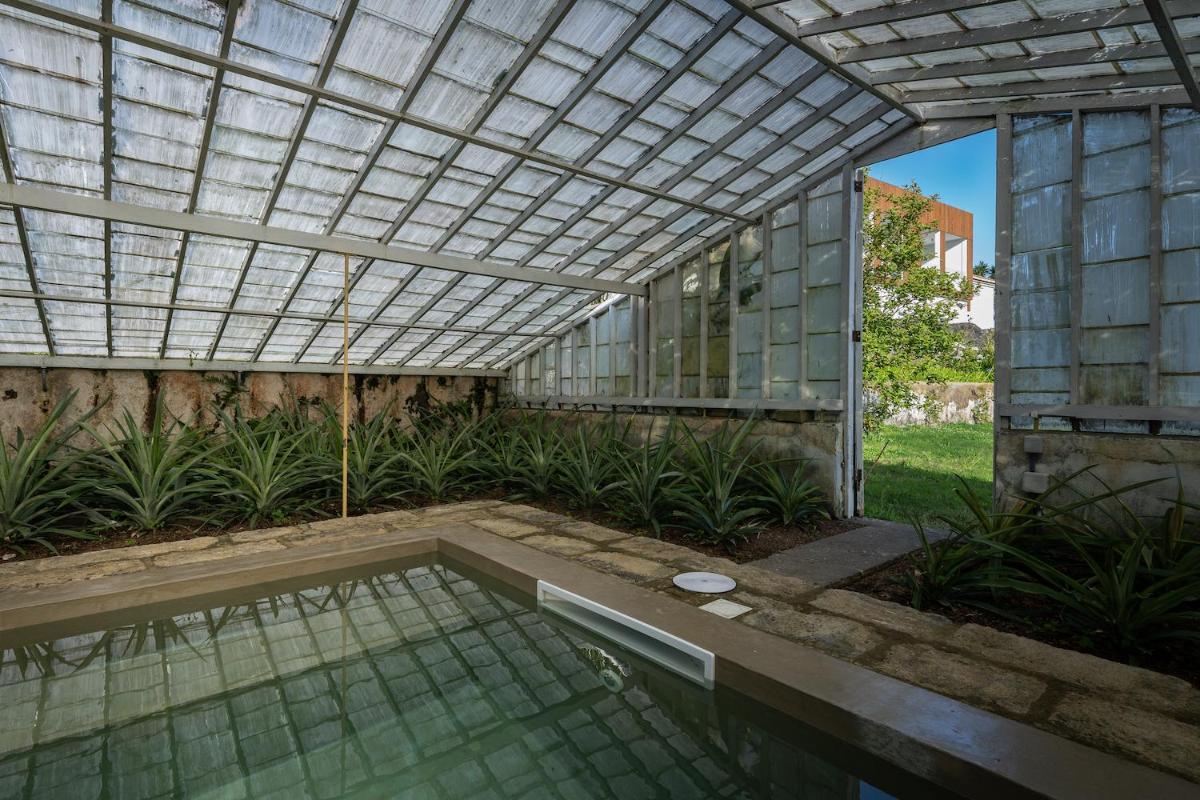 uma piscina num edifício com pérgola em Senhora da Rosa, Tradition & Nature Hotel em Ponta Delgada