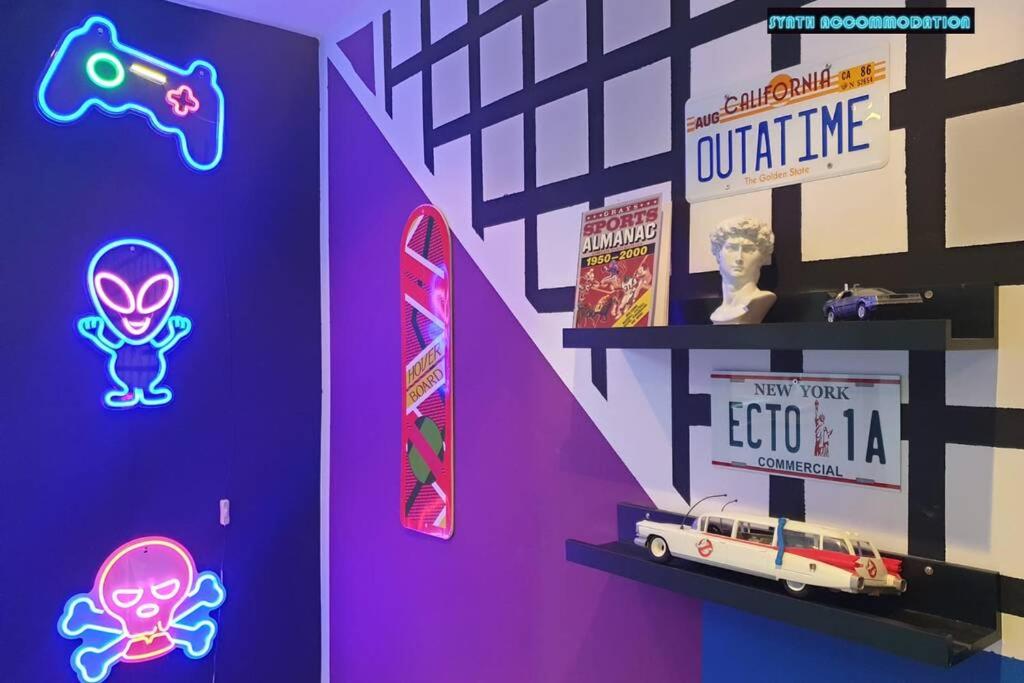 Suitetrails - 80s RETRO 1Bed Studio Serviced Apartment Canary Wharf Perfect For Solo & Couple Travellers
