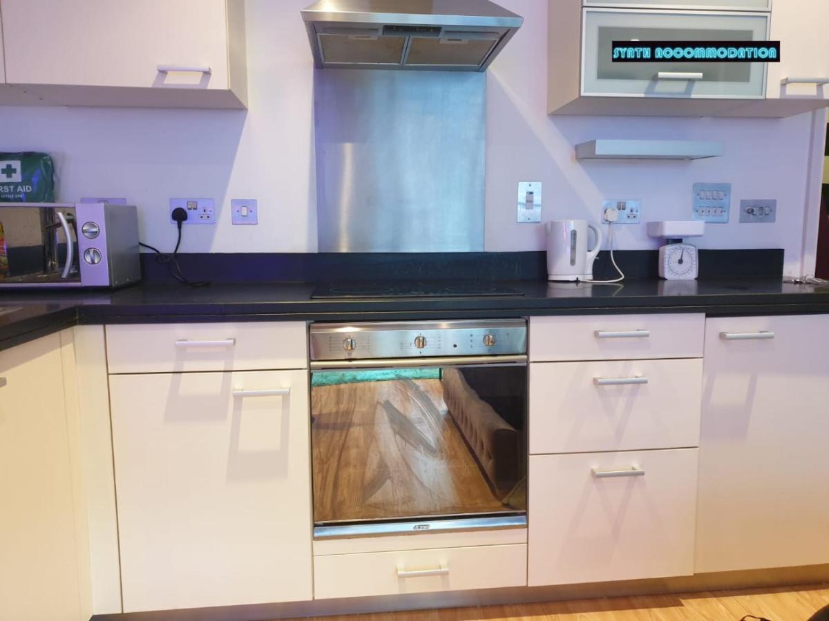 Suitetrails - 80s RETRO 1Bed Studio Serviced Apartment Canary Wharf Perfect For Solo & Couple Travellers