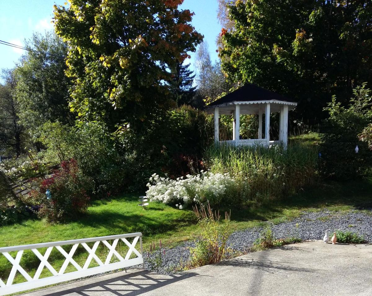 Konstbyns B&B - Housity