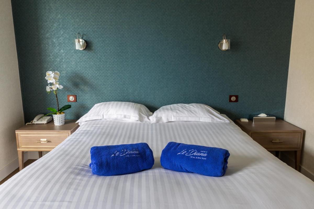 Un ou plusieurs lits dans un hébergement de l'établissement Le Diana Hôtel & Spa