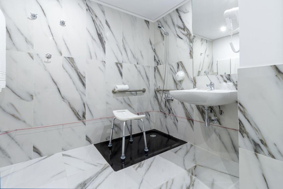 Uma casa de banho em In Gold Hotel & Spa