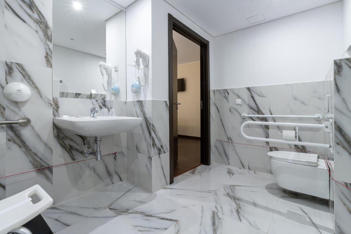 Uma casa de banho em In Gold Hotel & Spa