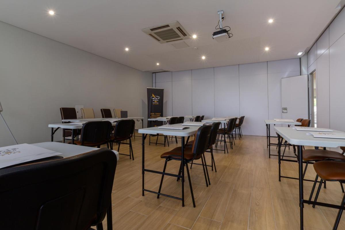 A área empresarial e/ ou a sala de conferências de In Gold Hotel & Spa