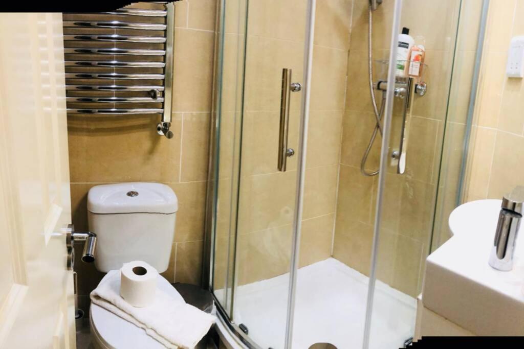 Fabulous 2 Bed Flat next to Westfield - Housity