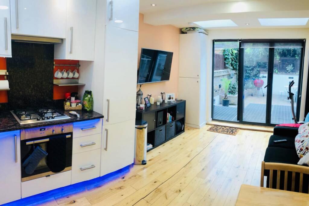 Fabulous 2 Bed Flat next to Westfield - Housity