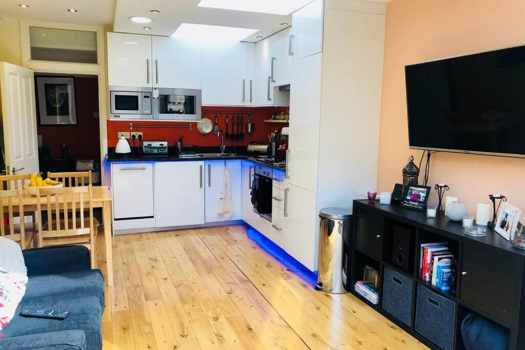 Fabulous 2 Bed Flat next to Westfield - Housity