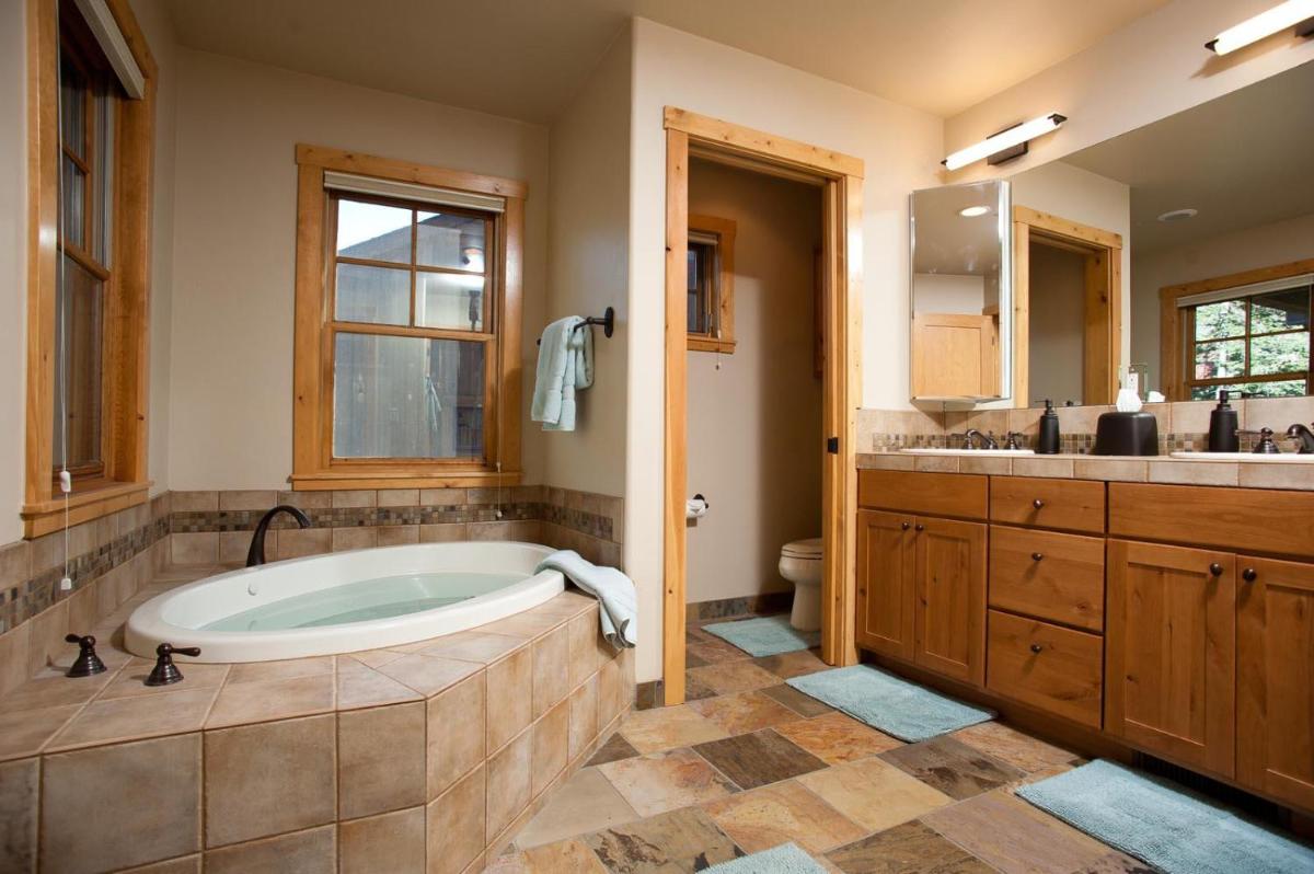 Black Bear 86 - Housity