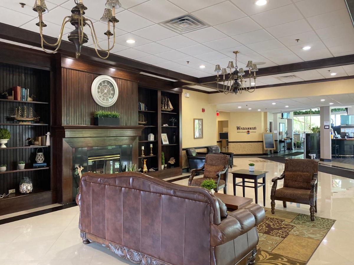 Clarion Hotel Conference Center on Lake Erie - Housity