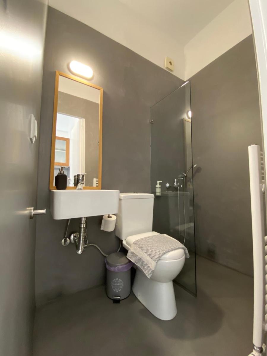 Small Gem Studio Athens, next to metro nomismatokopeio - Housity