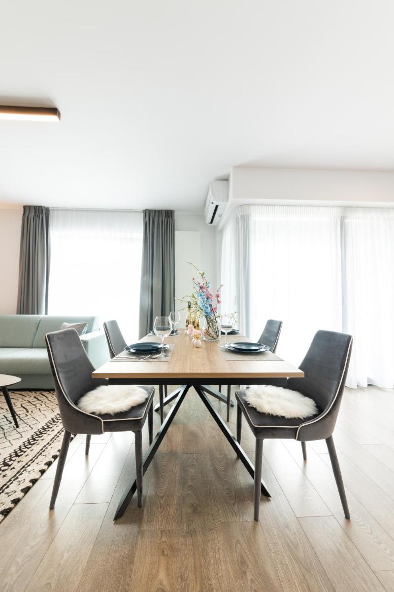 North Twin - Aviatiei - Housity