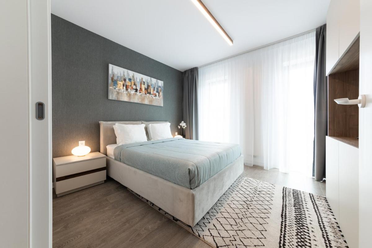 North Twin - Aviatiei - Housity