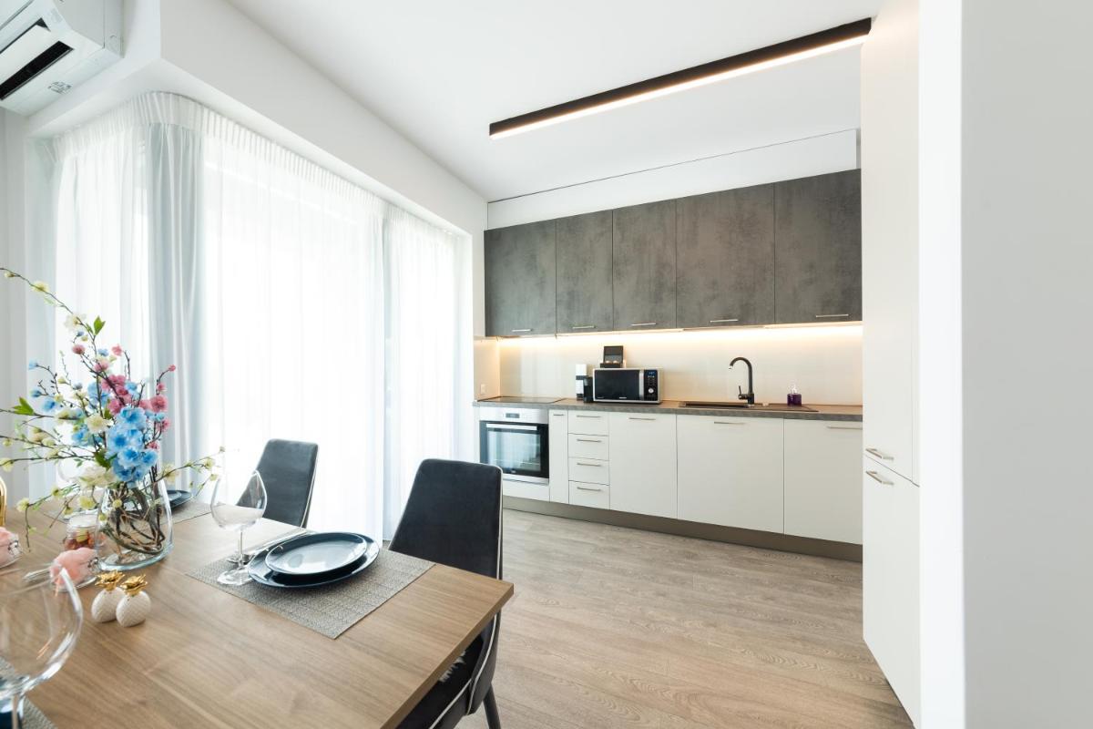 North Twin - Aviatiei - Housity