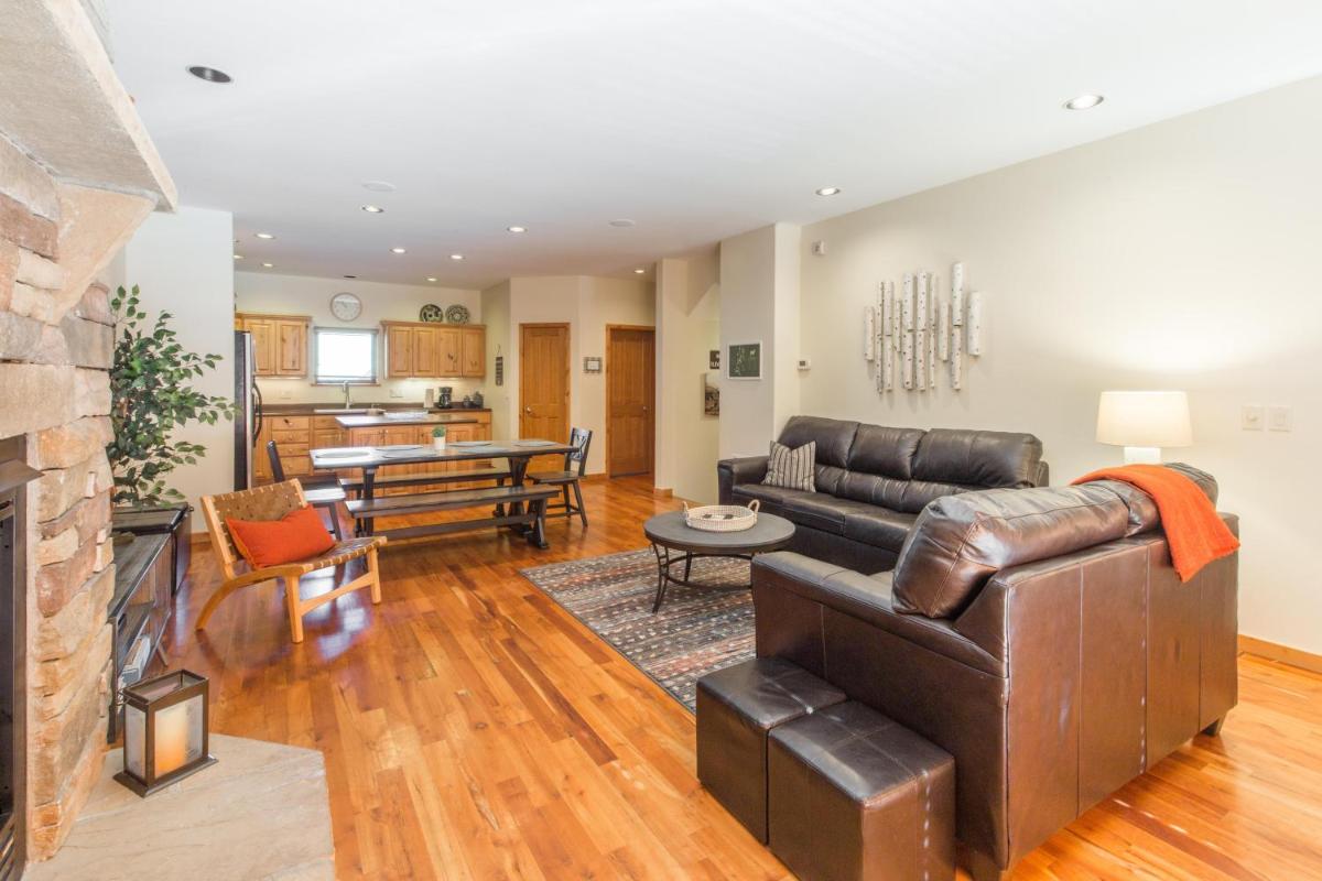 Elkhorn Townhome 1947 - Housity