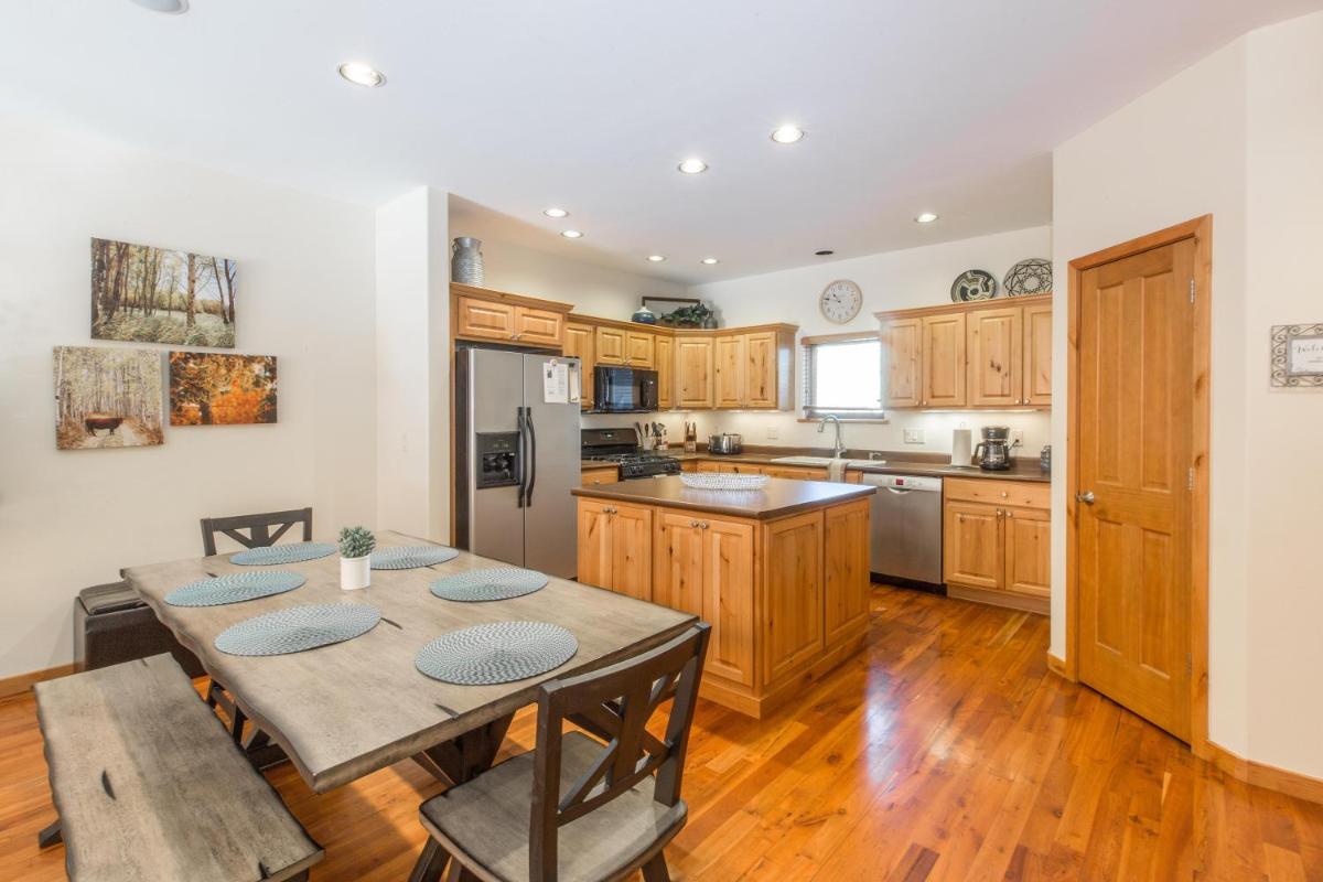 Elkhorn Townhome 1947 - Housity