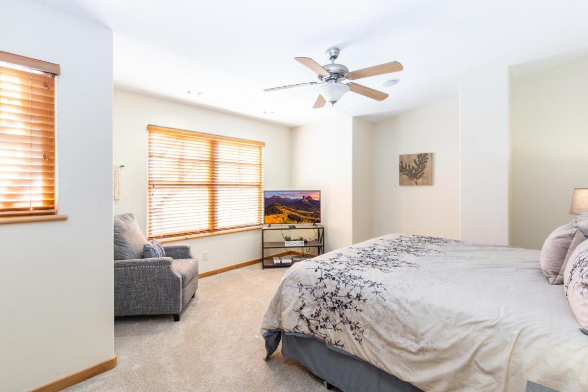 Elkhorn Townhome 1947 - Housity