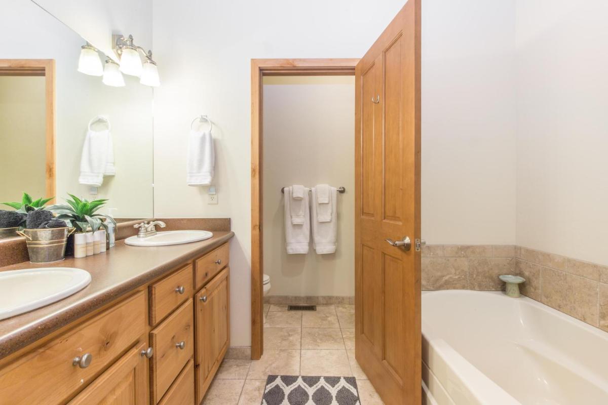 Elkhorn Townhome 1947 - Housity