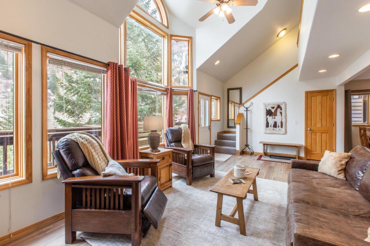 1490OAK Grandview Condo - Housity