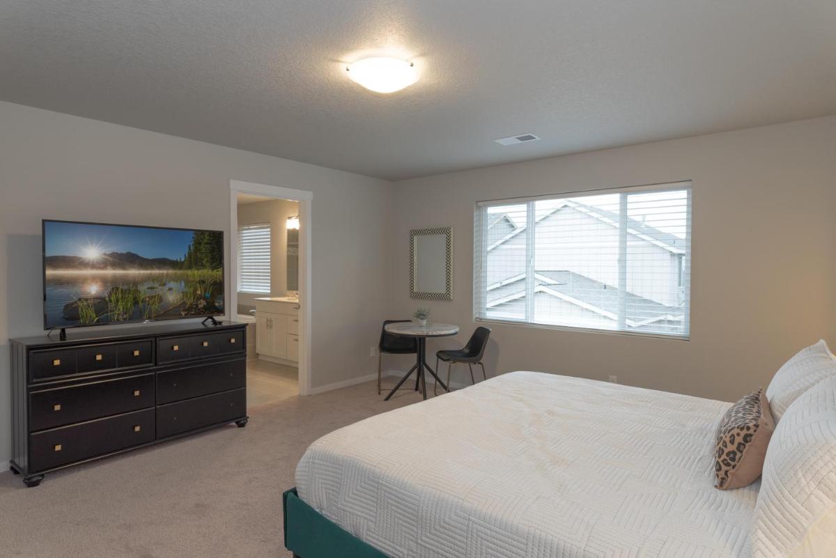 Thomas Beautiful Modern Home in Bend - Housity