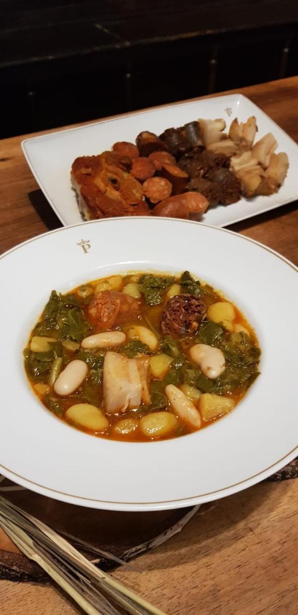 Comida en o cerca de este hotel