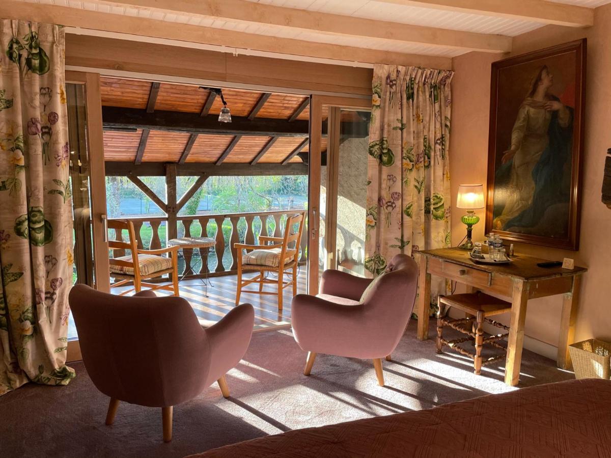 Coin salon dans l'établissement Le Moulin du Roc