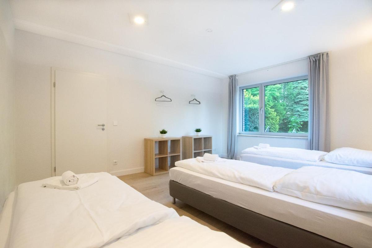 RAJ Living - Freistehendes 9 Zimmer Haus mit großem Garten - Housity