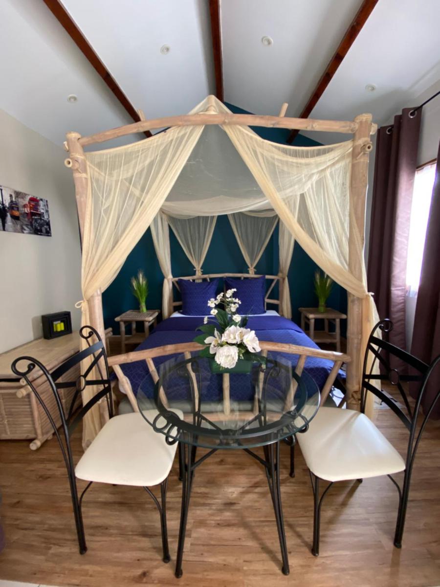 Maisonnette et piscine - Housity