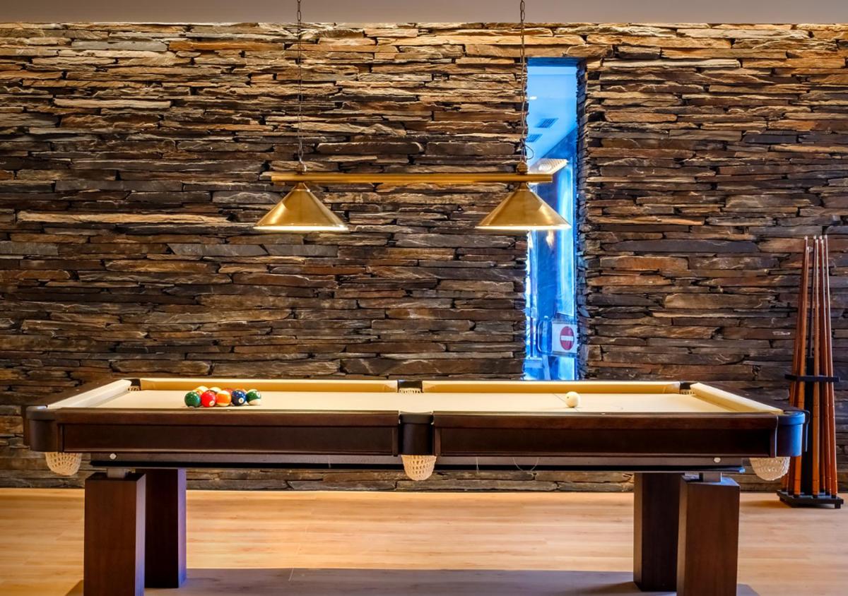 Uma mesa de bilhar em Evora Hotel