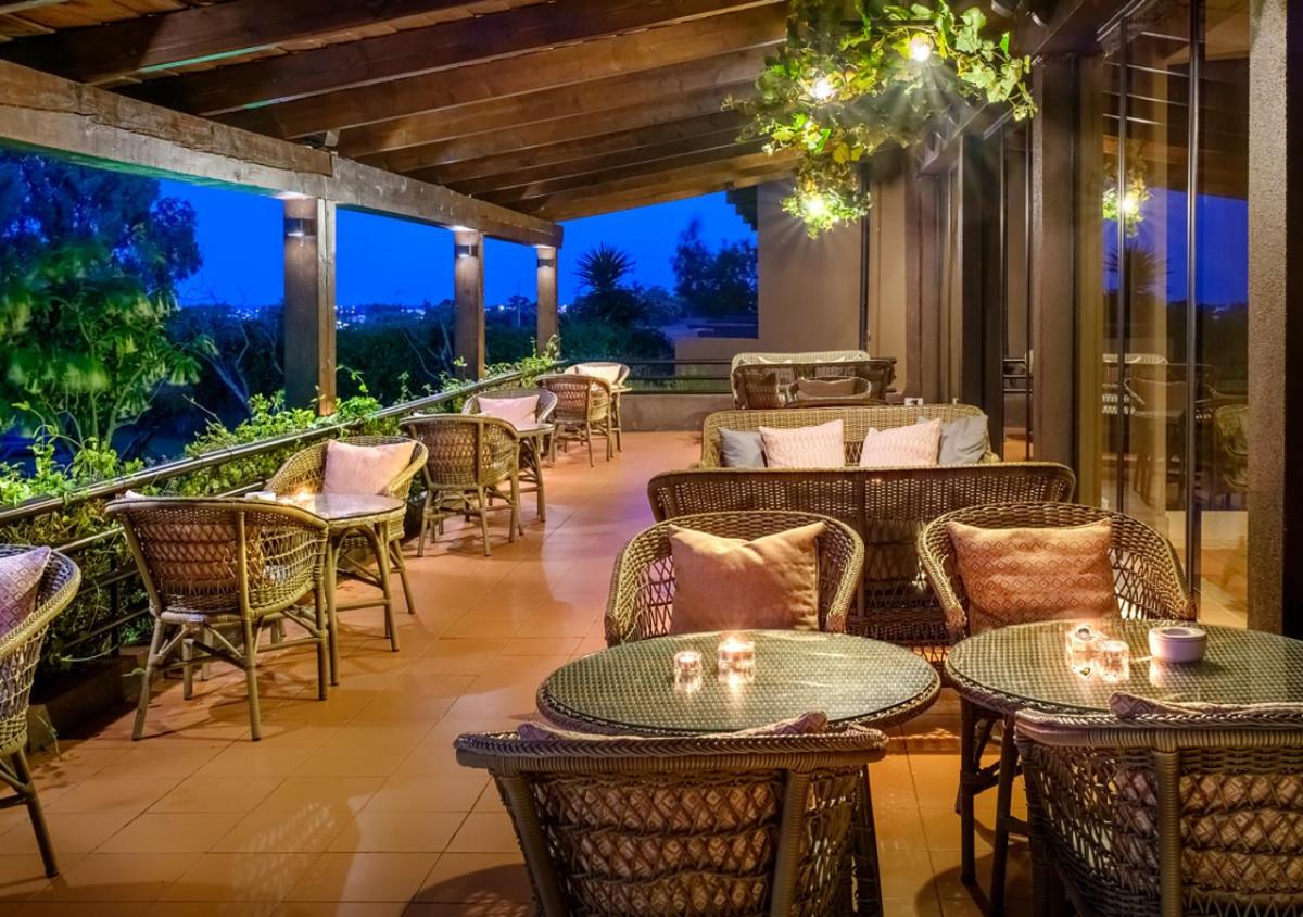 Um restaurante ou outro lugar para comer em Evora Hotel