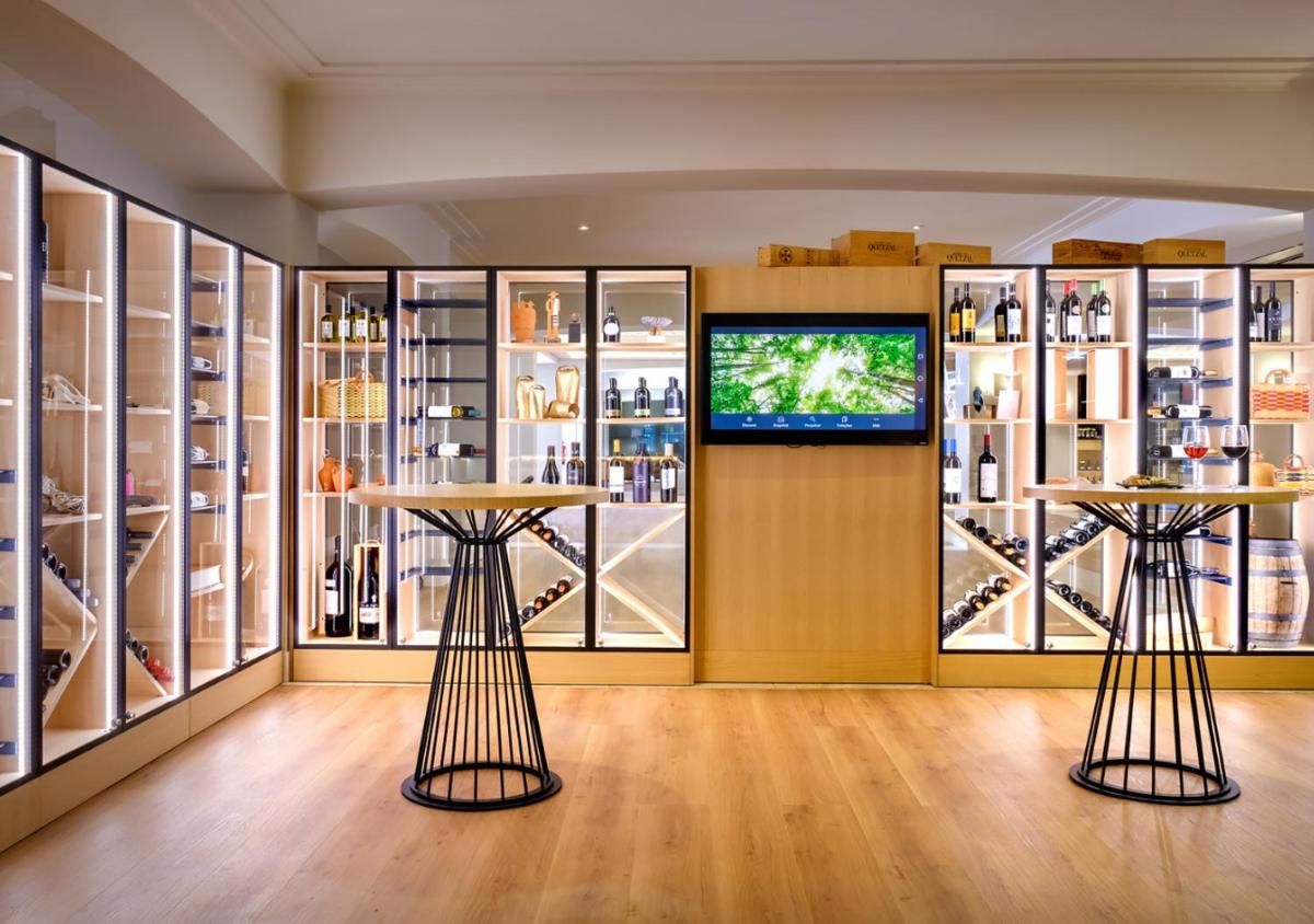 Uma televisão e/ou sistema de entretenimento em Evora Hotel