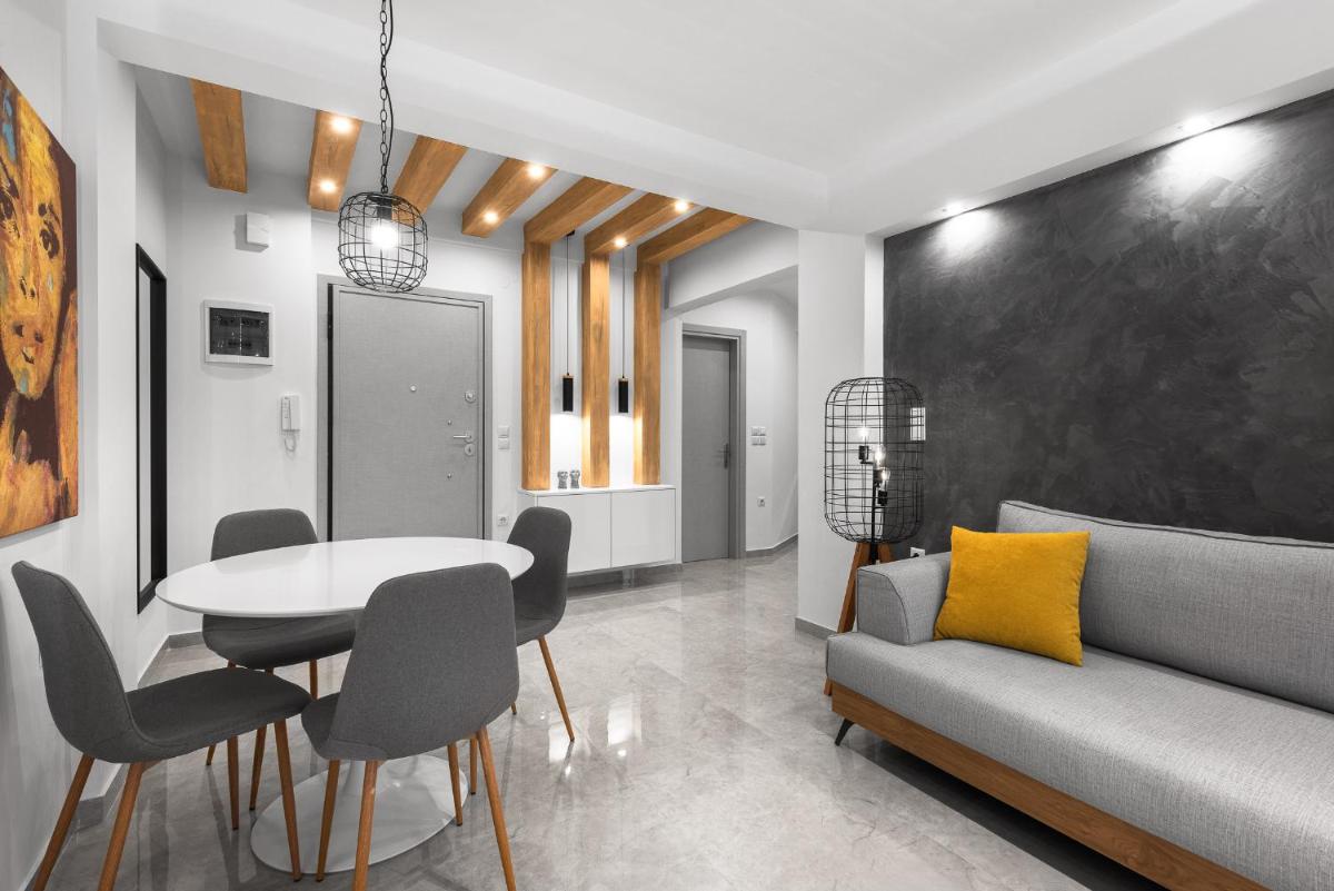 Wood n White, Nilie Hospitality MGMT - Housity